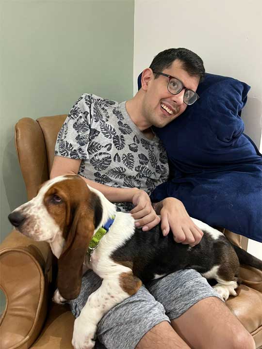 Alberto con su mascota