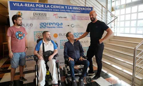  El portero del Villarreal CF, Pepe Reina, no ha dejado pasar la ocasión para saludar a Unzué tras su intervención en el congreso. GABRIEL UTIEL 