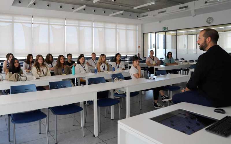 ela-un-profesor-de-la-universidad-confiesa-en-clase-que-tiene-ela-y-la-reaccion-de-sus-alumnos-no-la-esperaba