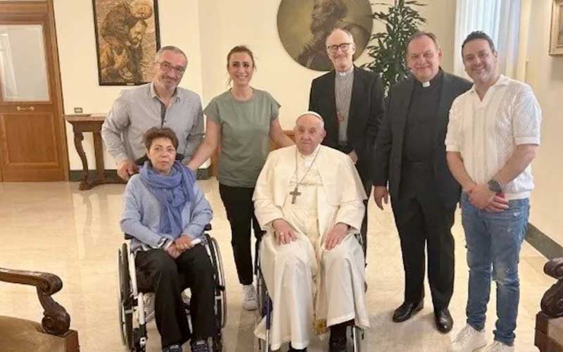 ela-mujer-enferma-de-ela-cumple-su-sueno-de-conocer-al-papa-francisco