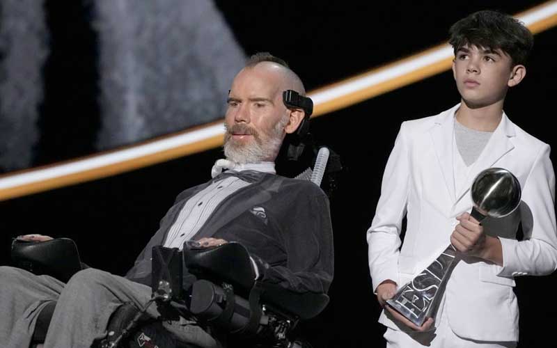ela-gleason-ex-de-saints-y-quien-sufre-esclerosis-lateral-recibe-el-premio-arthur-ashe