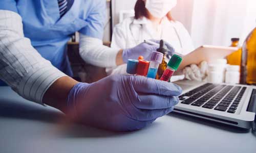 Los resultados del estudio podría ayudar al monitoreo de la ELA mediante un panel de proteínas en sangre (Freepik)