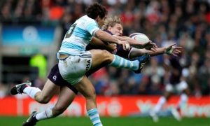Lewis Moody tapa la patada de Santiago Fernández, durante un choque entre los Pumas e Inglaterra disputado en Twickenham el 14 de noviembre de 2009 - Créditos: @Tom Hevezi