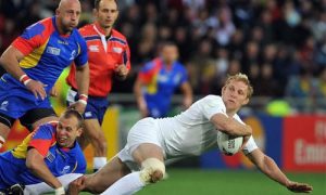 Lewis Moody es tacleado durante un partido ante Rumania, por el Mundial 2011 - Créditos: @CHRISTOPHE SIMON