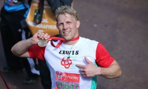 Lewis Moody celebra luego de correr el maratón de Londres 2014 - Créditos: @John Walton